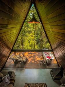 um quarto com uma grande janela numa tenda em Cabanas do Valle em Itaara
