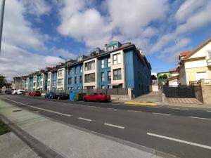 ein blaues Gebäude an der Straßenseite in der Unterkunft Apartamento Bolboretas con parking privado in Ares