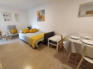 Schlafzimmer mit einem Bett, einem Tisch und Stühlen in der Unterkunft Apartamento Bolboretas con parking privado in Ares