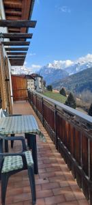 d'un balcon avec une table et une vue sur les montagnes. dans l'établissement Balcone sulle Dolomiti, à Comelico Superiore