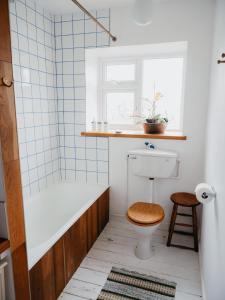 ファルマスにあるEnchanted Rose Garden Houseの浴槽、トイレ、洗面台を備えたバスルーム +31枚の写真