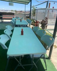 ein blauer Tisch und Stühle auf einem Dach in der Unterkunft DG's Suites in Nairobi + 14 Fotos