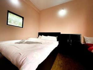 Una cama o camas en una habitación de Yuriko Guest House