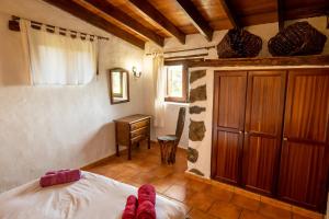 um quarto com uma cama e uma secretária num quarto em Casa rural La Jarita em El Pinar del Hierro