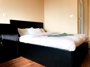 Una cama o camas en una habitación de Yuriko Guest House