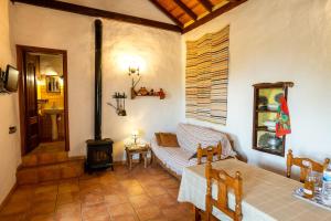 A seating area at Casa rural La Jarita