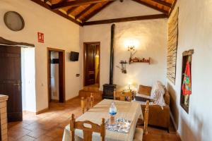 sala de estar con mesa y sillas en Casa rural La Jarita, en El Pinar de El Hierro