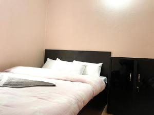 Una cama o camas en una habitación de Yuriko Guest House