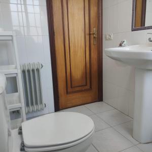 uma casa de banho com um WC e um lavatório em Apartamentos Sanxenxo Progreso 140 em Sanxenxo