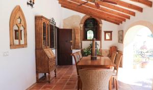 Casa Elizabeth في خافيا: غرفة طعام مع طاولة وكراسي خشبية