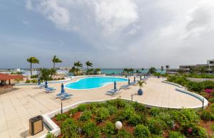 Lowlands的住宿－Royal Islander Club Resort La Terrasse，一个带椅子的游泳池,背景是大海