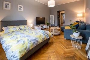 um quarto com uma cama e uma sala de estar em Justi Old Town Apartment Studencka em Cracóvia