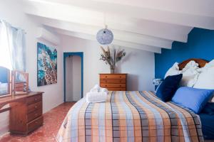 a bedroom with a bed and a dresser at Casa Elizabeth in Jávea