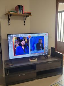 uma televisão de ecrã plano em cima de uma cómoda em Casa Yoa em Arrecife