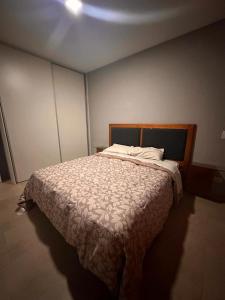 1 dormitorio con 1 cama en una habitación en Alma wine House B en Maipú