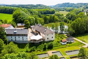 widok z góry na duży dom w polu w obiekcie Hotel Tvrz Orlice w mieście Letohrad