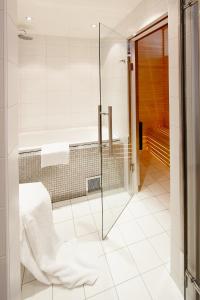 Ett badrum på ProfilHotels Savoy