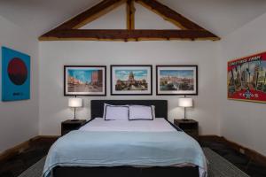 um quarto com uma cama e três fotografias na parede em Beacon Log Cabin em Austin
