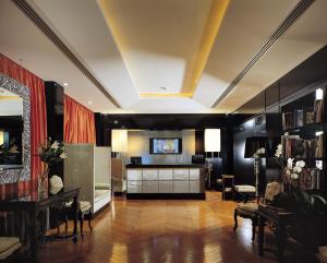 uma sala de estar com paredes pretas e um tecto em Starhotels Anderson em Milão