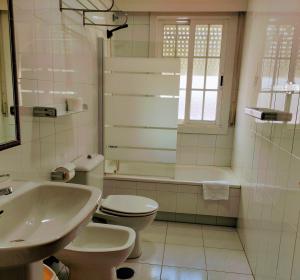 uma casa de banho branca com um WC e um lavatório em Apartamentos Sanxenxo Progreso 140 em Sanxenxo
