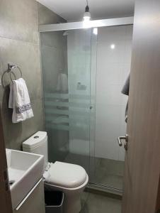 Un baño con ducha, inodoro y lavabo. en Smart Studio Nano en SantaCruz de la Sierra - Barrio Equipetrol, en Santa Cruz de la Sierra