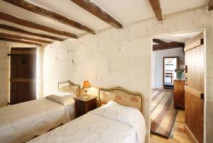 A bed or beds in a room at La Porte Rouge - The Red Door Inn