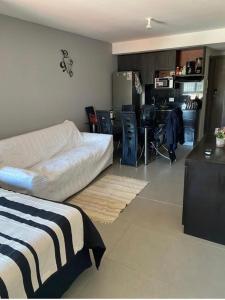 Un dormitorio con una cama y un escritorio y una cocina. en Smart Studio Nano en SantaCruz de la Sierra - Barrio Equipetrol, en Santa Cruz de la Sierra