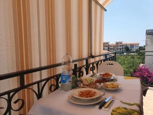 una mesa con platos de comida en el balcón en Appartamento vicino al mare a Scalea, en Scalea