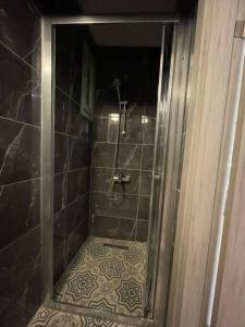 uma casa de banho com um chuveiro e piso em azulejo em Luxury Penthouse in Nişantaşı em Istambul