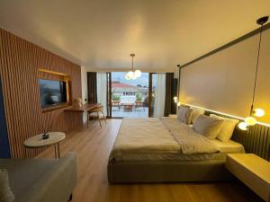 um quarto com uma cama grande e uma sala de estar em Luxury Penthouse in Nişantaşı em Istambul
