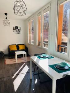 salon z białym stołem i kanapą w obiekcie Saint Etienne : Studio hyper centre w mieście Saint-Étienne