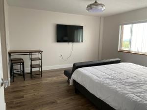 Katil atau katil-katil dalam bilik di Upscale 1 Bedroom in Gadsden, AL