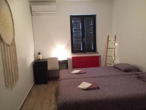 ein Zimmer mit einem Bett, einem Schreibtisch und einem Fenster in der Unterkunft Salara farmhouse in Koper