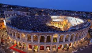 uma vista aérea do Coliseu à noite em Cinema Rooms Fiera Verona em Verona