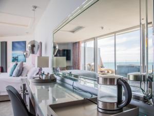 een hotelkamer met uitzicht op een slaapkamer bij The Pines Hotel in Swanage