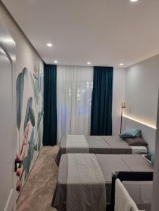 Cette chambre comprend 2 lits et une fenêtre. dans l'établissement Luxury apartment San Pedro de Alcantara, Marbella, near the Sea and Golf club, à Marbella
