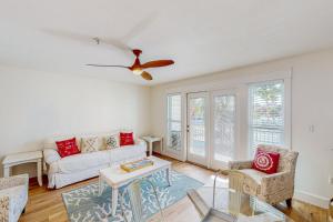 een woonkamer met een bank en een tafel bij Grand Caribbean East & West, E212 in Perdido Key