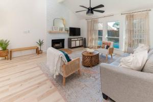 un salon avec un canapé et une cheminée dans l'établissement The Willow, à Round Rock 40 autres photos