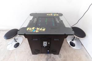 une table de ping-pong avec un système de jeu dans l'établissement The Willow, à Round Rock