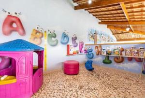 uma sala com uma sala de brinquedos com uma sala de jogos com uma sala de jogos em POUSADA RECANTO SÃO JORGE em Águas de Lindoia