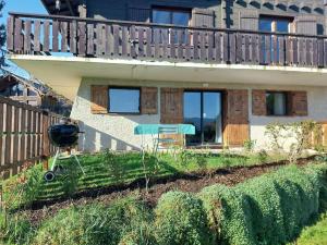 una casa con una parrilla en el patio en Studio Chez Suzanne, en Saint-Jorioz 3 fotos más