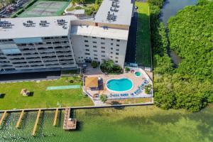 an overhead view of a building with a swimming pool at A Dreamer's Cottage in Clearwater Beach