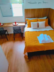 1 dormitorio con 1 cama con 2 chanclas en Studio Liberdade Paulista DB2, en São Paulo