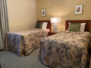 um quarto de hotel com duas camas e um telefone em Kingston Hotel em Vancouver