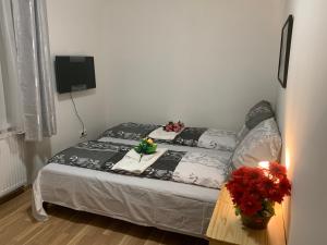 Un dormitorio con una cama con flores. en Guests house at the town centre, 