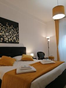 A bed or beds in a room at Vatican Walls Apartment