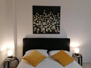 A bed or beds in a room at Vatican Walls Apartment