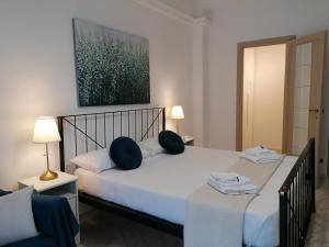 A bed or beds in a room at Vatican Walls Apartment