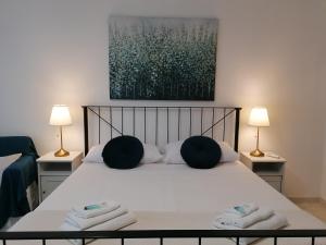 A bed or beds in a room at Vatican Walls Apartment