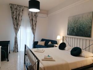 A bed or beds in a room at Vatican Walls Apartment
